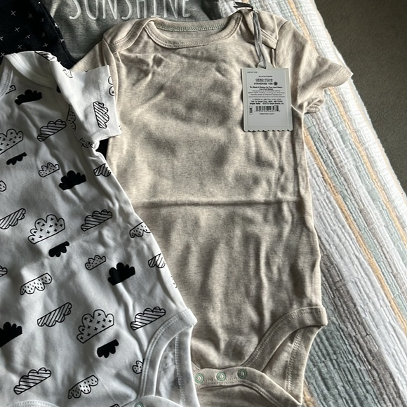 4 pack Cloud Island Short Sleeve Onesies Size 18M NWT - Picture 5 of 5